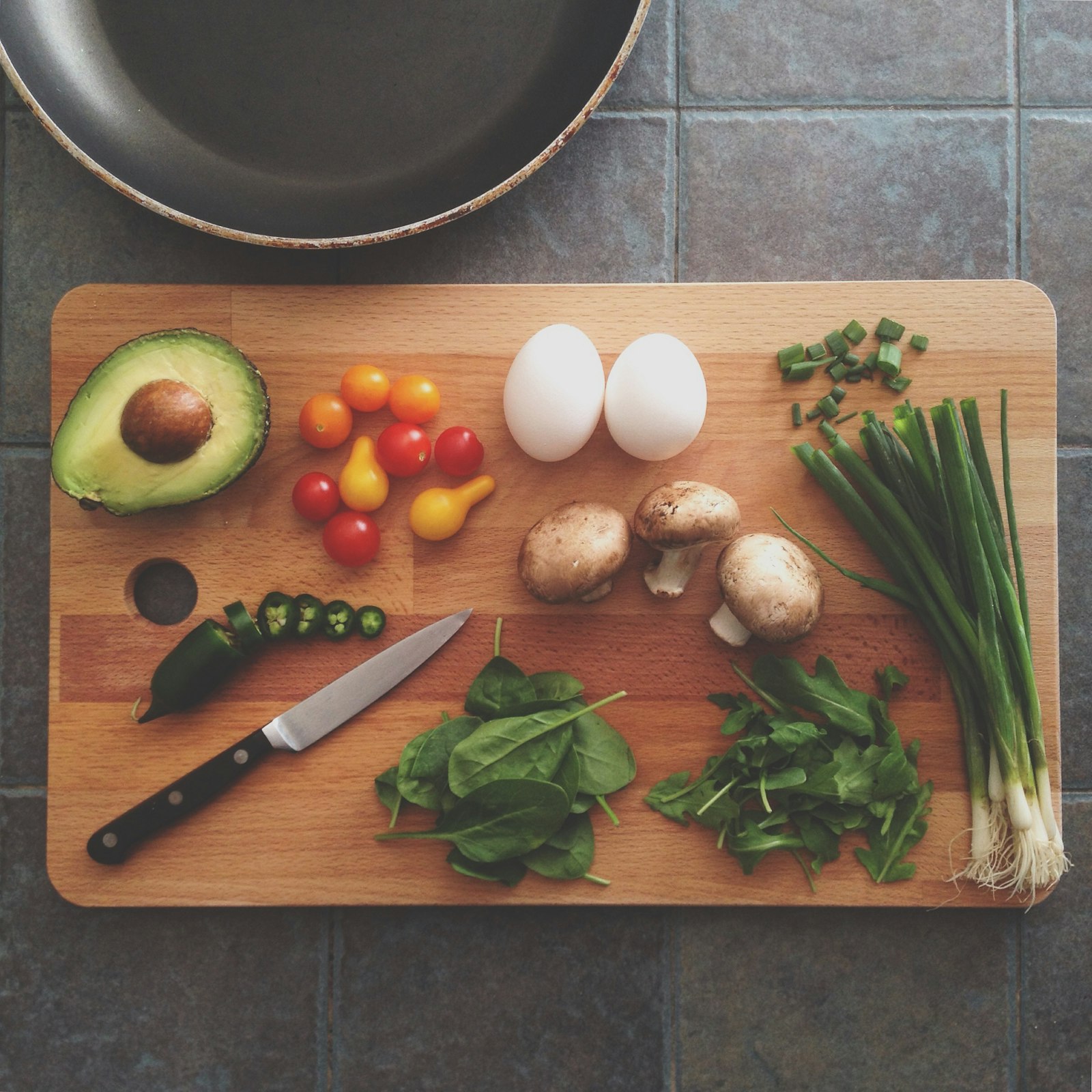 Tabla de cortar con ingredientes frescos preparados para cocinar