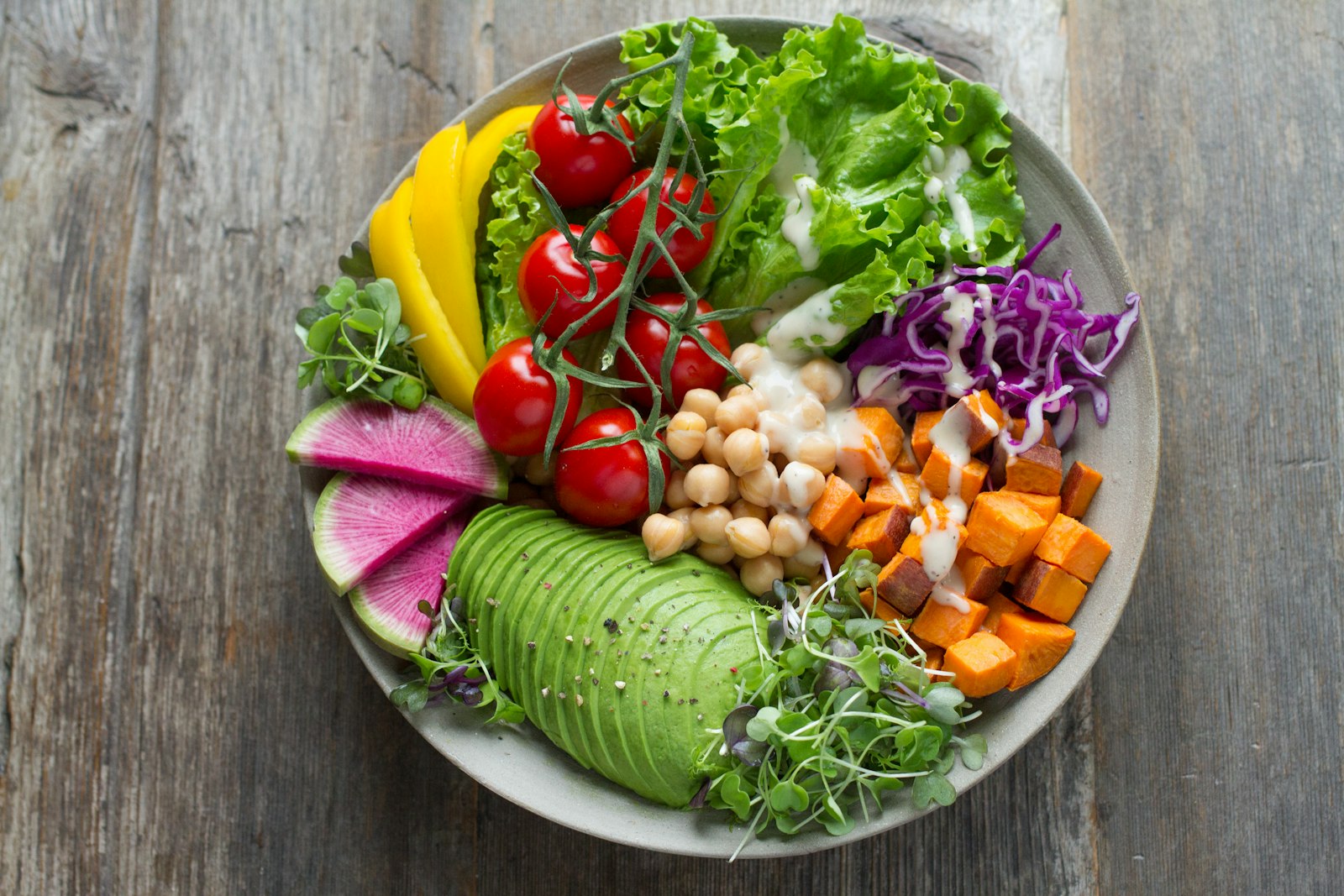 Bol de comida saludable con verduras frescas variadas