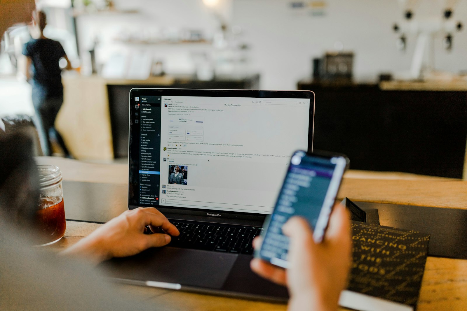 Profesional gestionando redes sociales con portátil y móvil