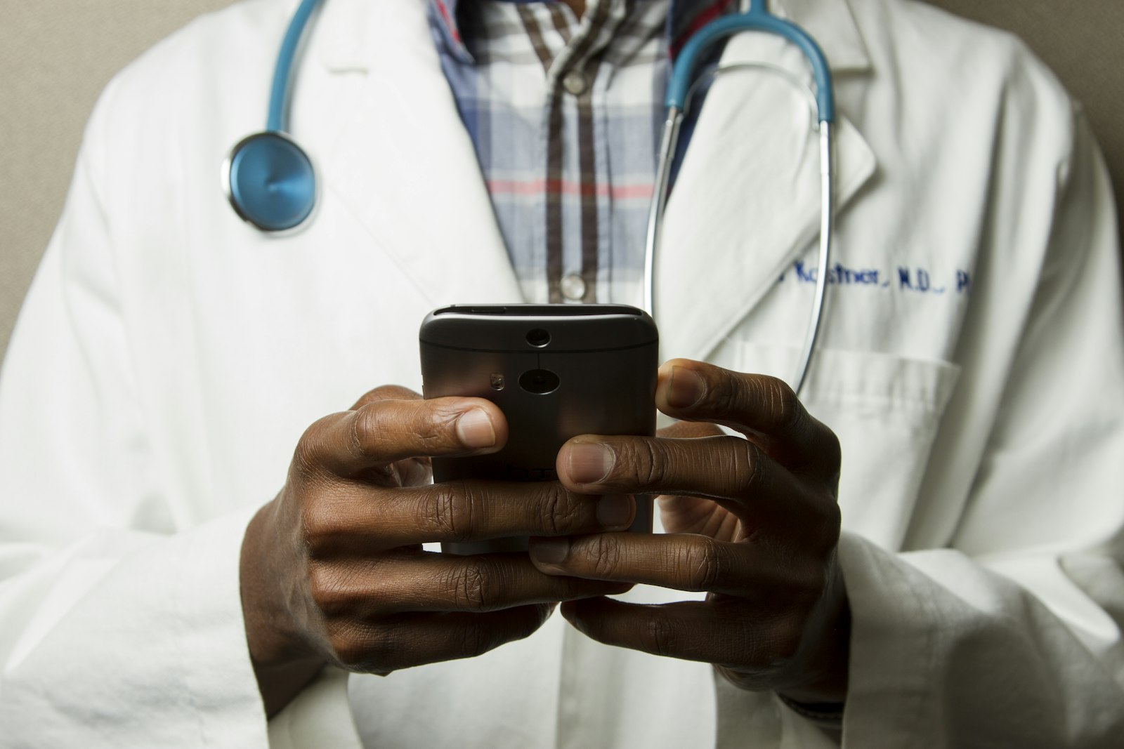 Profesional sanitario consultando información clínica en el móvil