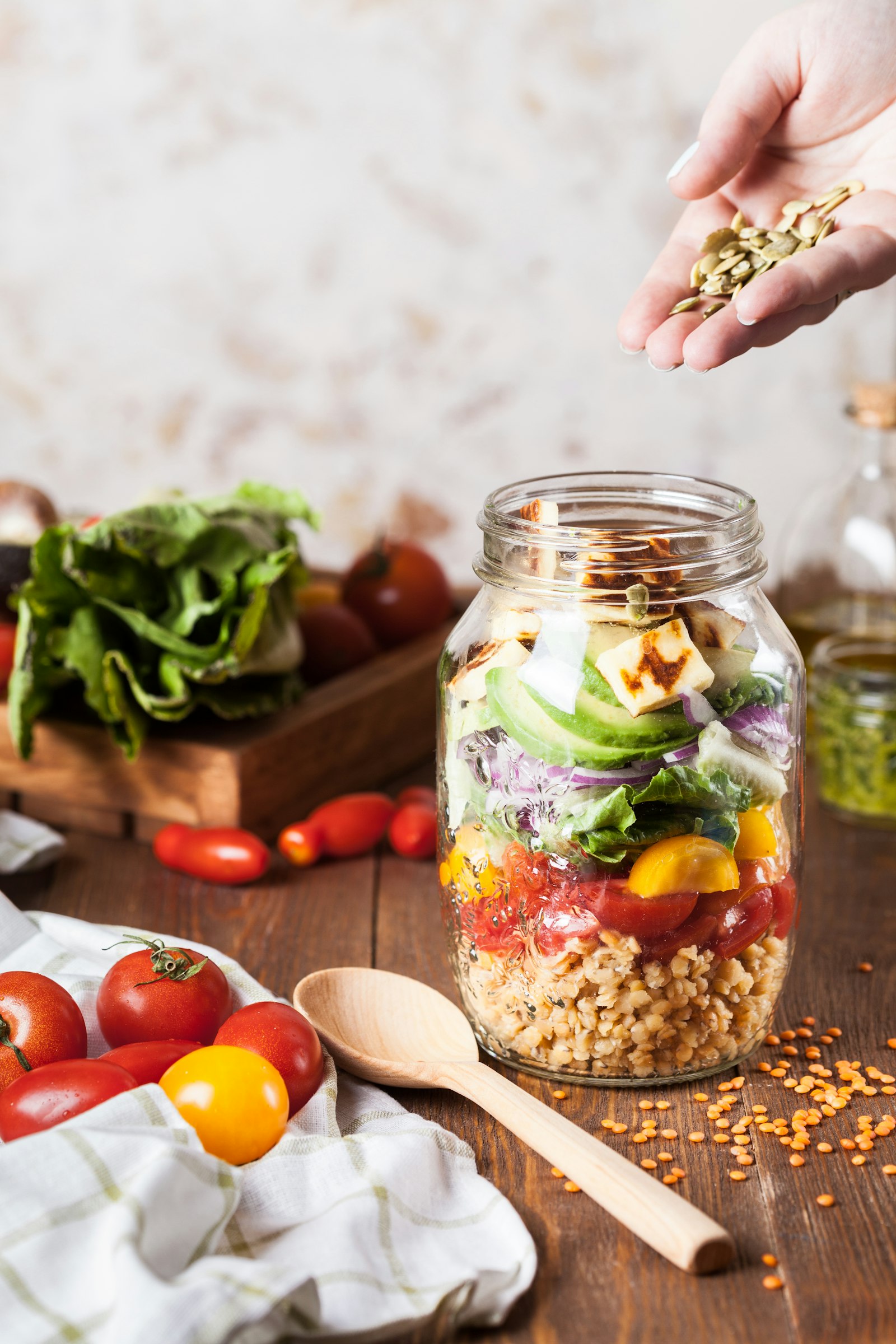 Tarro de ensalada preparada con ingredientes frescos para meal prep